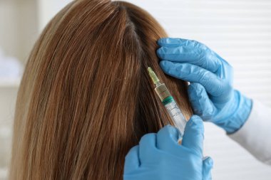 Trikoloğum klinikteki hastaya iğne yapıyor.