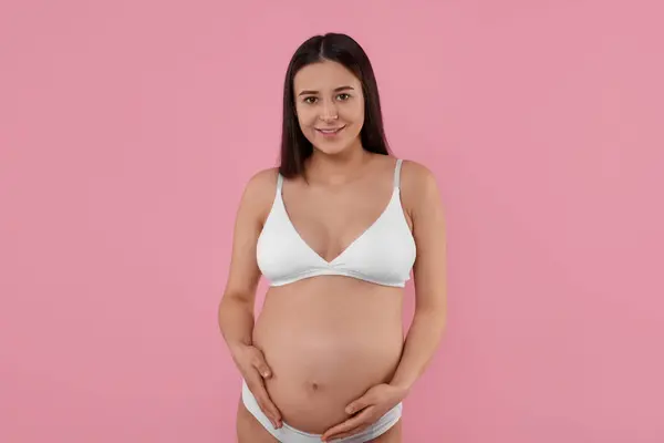 Šťastná Těhotná Žena Stylovém Pohodlném Spodním Prádle Růžovém Pozadí — Stock fotografie
