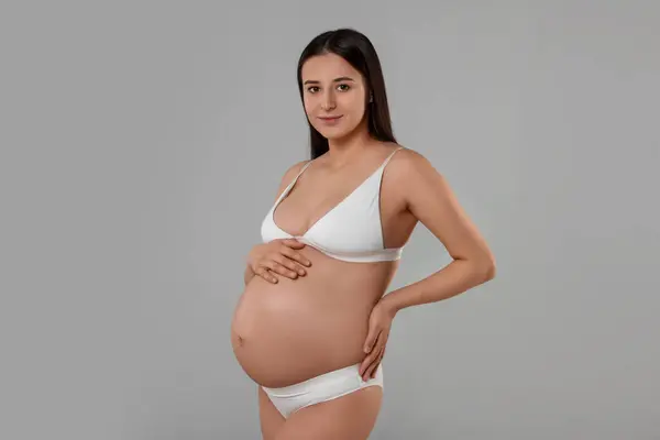 Krásná Těhotná Žena Stylové Pohodlné Spodní Prádlo Šedém Pozadí — Stock fotografie