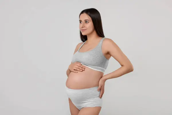 Krásná Těhotná Žena Pohodlném Mateřství Spodní Prádlo Šedém Pozadí — Stock fotografie