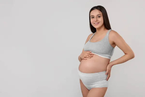 Krásná Těhotná Žena Pohodlném Mateřství Spodní Prádlo Šedém Pozadí Prostor — Stock fotografie