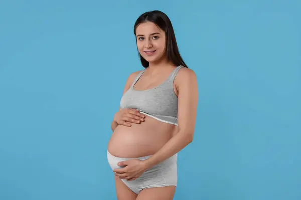 Krásná Těhotná Žena Pohodlném Mateřství Spodní Prádlo Světle Modrém Pozadí — Stock fotografie