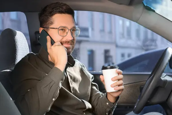 コーヒー 行って 車のスマートフォンで話す紙コップの笑顔の男 — ストック写真