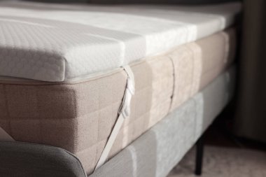 Gri yatakta beyaz, köpüklü yatak üstü, yakın plan.