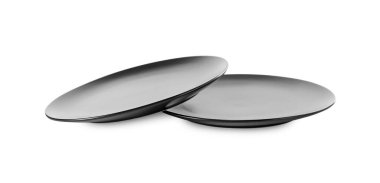 Beyaz zemin üzerinde iki temiz seramik tabak