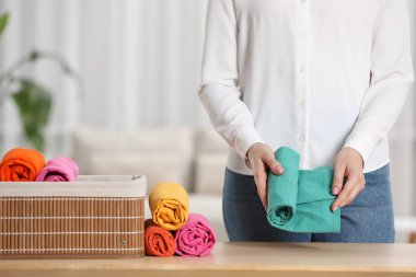 İçerideki masada kadın gömleği, yakın plan. Giysileri düzenleme