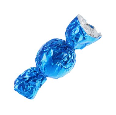 Beyaz üzerine izole edilmiş mavi ambalajlı lezzetli şekerler.