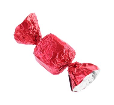 Kırmızı ambalajlı lezzetli şekerler beyaza izole edilmiş.