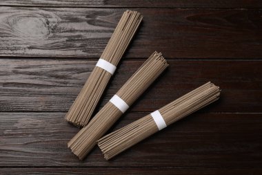 Ahşap masada pişmemiş karabuğday eriştesi (soba), düz konum