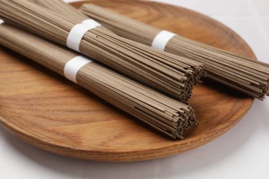 Beyaz masada pişmemiş karabuğday eriştesi (soba), yakın plan.