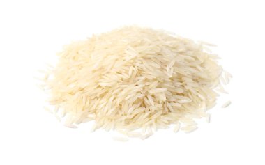 Beyaz üzerine izole edilmiş çiğ pirinç yığını.