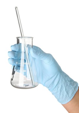 Beyaz arka planda matarası ve pipeti olan bilim adamı, yakın plan.