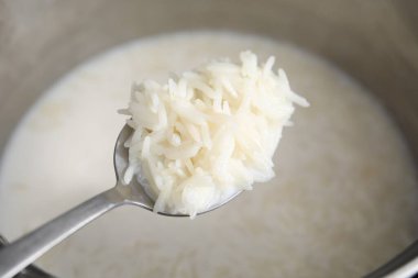 Lezzetli pirinç lapalı kaşık, yakın plan.