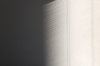 Beyaz duvardaki pencereden gelen ışık ve gölge, metin için boşluk