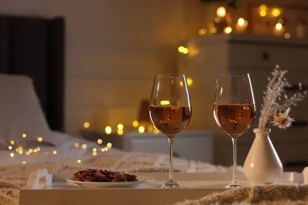 Dienblad Met Glazen Wijn Bed Ruimte Voor Tekst Romantische Avond — Stockfoto