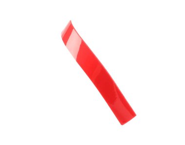 Kırmızı konfeti parçası beyaza izole edilmiş.