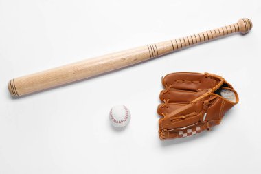 Beyzbol eldiveni, beyaz zemin üzerinde sopa ve top, düz yatıyordu.