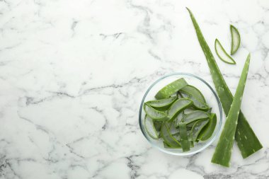 Taze aloe vera parçaları beyaz mermer masada, düz yerde. Metin için boşluk