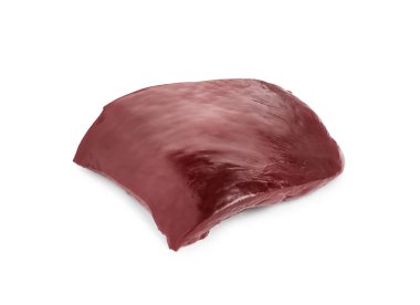 Çiğ sığır ciğeri parçası beyaza izole edilmiş.