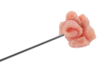 Beyaz üzerine izole edilmiş çiğ et parçalarıyla fondü çatalı.