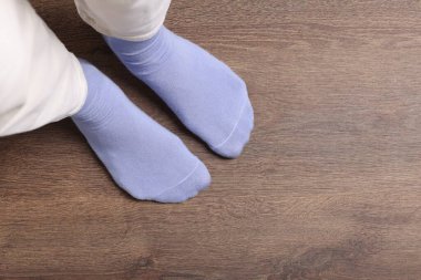 Mor çoraplı şık bir kadın ahşap zeminde, manzaralı. Metin için boşluk