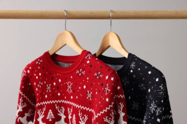Açık arkaplanda Noel süveterleriyle doldur