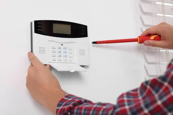 Homem Instalando Sistema Alarme Segurança Casa Parede Branca Dentro Casa Imagem De Stock