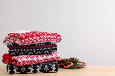 Aydınlık arka planda farklı Noel süveteri ve dekor yığını var. Metin için boşluk