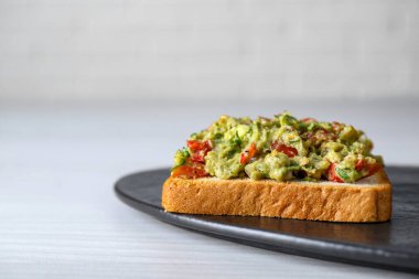 Guacamole soslu lezzetli sandviç, beyaz masada, yakın plan. Metin için boşluk