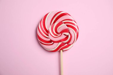 Pembe arka planda renkli lolipop kıvrımlı, üst görünümde kalın