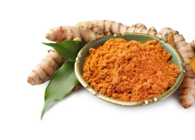 Beyaz üzerine izole edilmiş bir kase aromatik zerdeçal tozu, yapraklar ve ham kökler.