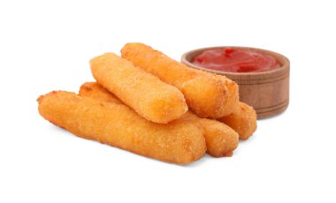 Lezzetli kızarmış mozarella çubukları ve beyaz üzerine izole edilmiş domates sosu.