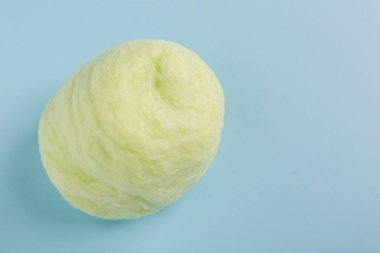 Açık mavi zemin üzerinde tatlı pamuk şeker, metin için boşluk