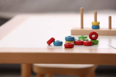 İçerideki masaya istifleme ve sayma oyunu, mesaj için yer. Motor becerileri geliştirmek için eğitici bir oyuncak