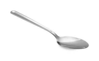 Bir yeni parlak kaşık beyaza izole edilmiş.