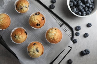 Gri masadaki yaban mersinli lezzetli çörekler.