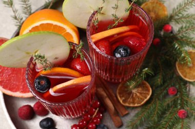 Masada servis edilen gözlüklü Aromatik Noel Sangria 'sı.