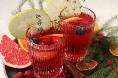 Masada servis edilen gözlüklü Aromatik Noel Sangria 'sı.
