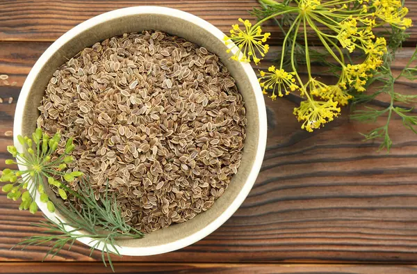 Skål Med Torra Frön Och Färsk Dill Träbord Platt Låg — Stockfoto