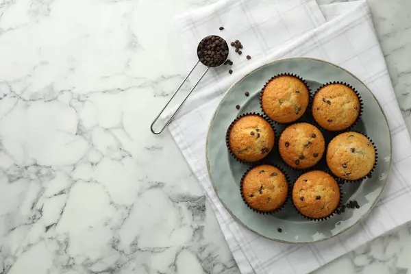 Köstliche Süße Muffins Mit Schokoladenstücken Auf Weißem Marmortisch Draufsicht Raum — Stockfoto