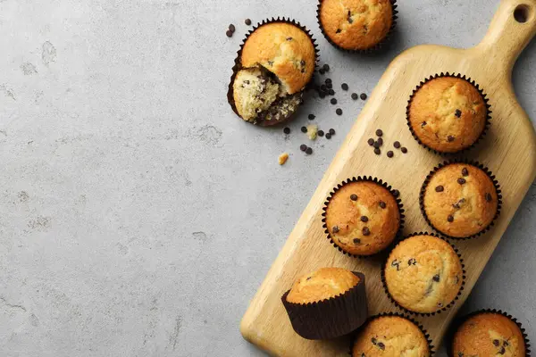 Köstliche Süße Muffins Mit Schokoladenstücken Auf Grauem Tisch Flach Gelegt — Stockfoto