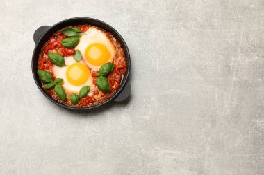 Lezzetli Shakshuka açık gri masada, üst manzara. Metin için boşluk