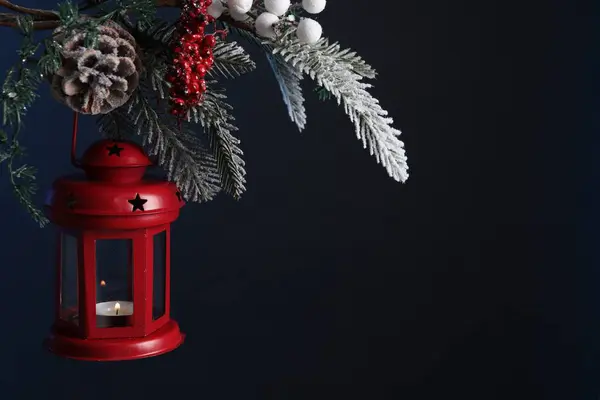 어두운 클로즈업에 파이어 트리에 불타는 양초와 크리스마스 텍스트를 — 스톡 사진