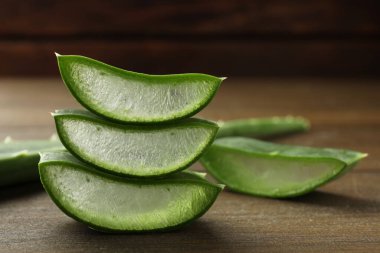 Taze aloe vera dilimleri ahşap masada, yakın plan.