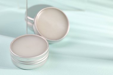 Açık mavi arkaplanda dudak kremleri, metin için boşluk