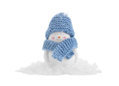 Güzel dekoratif kardan adam ve beyaz kardan izole edilmiş yapay kar.