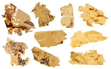 Yenebilir altın yaprak parçaları beyaza izole edilmiş.