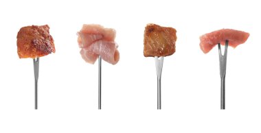 Çiğ ve kızarmış etli fondü çatalları beyaz, sette izole edilmiş.