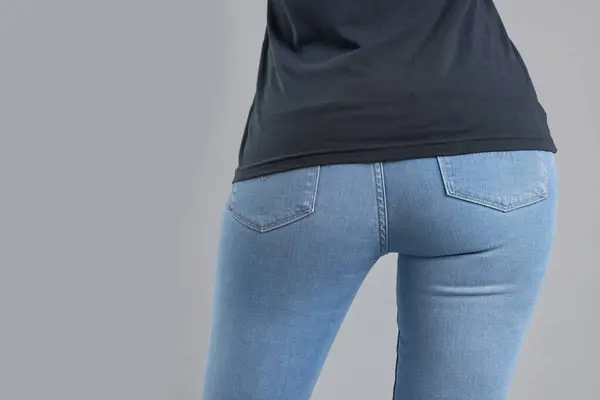 Vrouw Met Stijlvolle Jeans Lichtgrijze Achtergrond Close Ruimte Voor Tekst Stockfoto