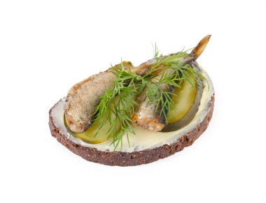 Lezzetli sandviç, tütsülenmiş domuz eti, salatalık turşusu ve dereotu beyaza izole edilmiş.